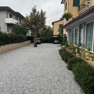 https://casa-versilia-hotel.it-tuscanyhotel.com